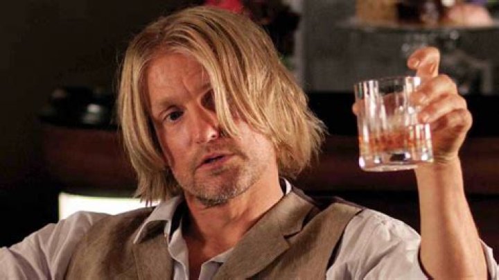 Why Woody Harrelson's New Bartender Replaced Coach In Season 4